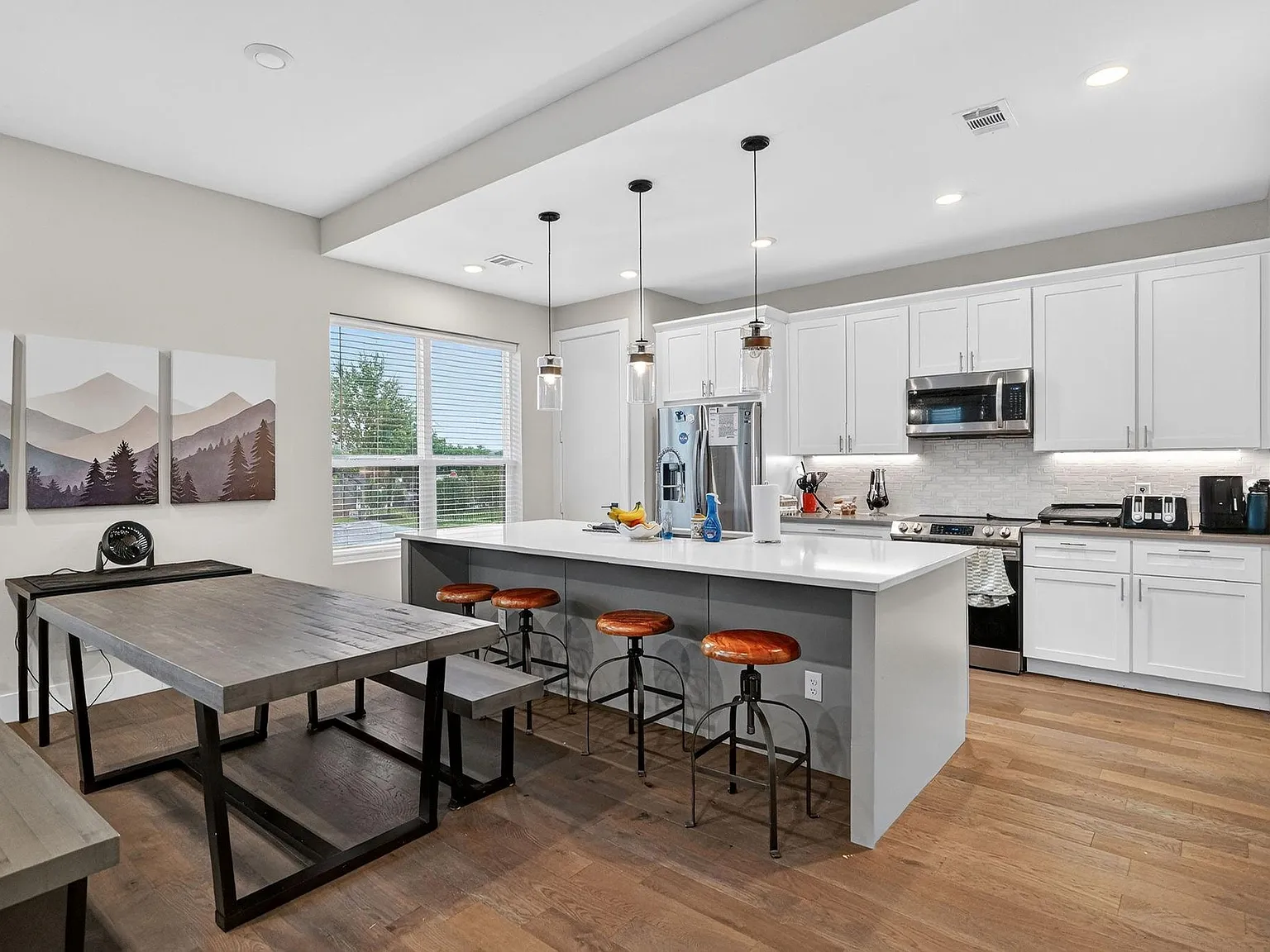 4 bed, 4.5 bath, 2101 sqft, $3,800 — Photo 4