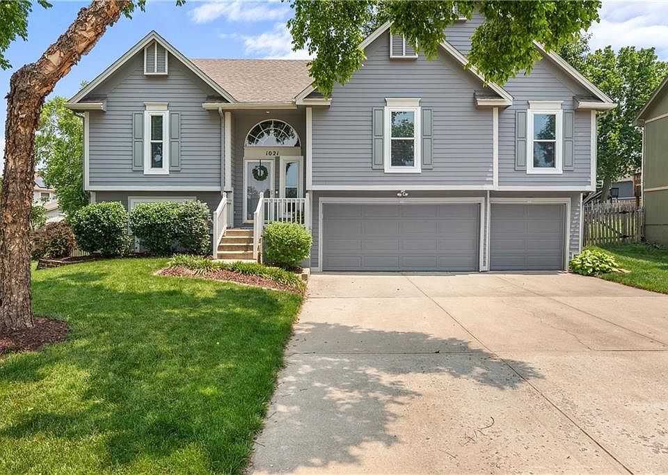1st image of 1021 NE Woodbury Ln