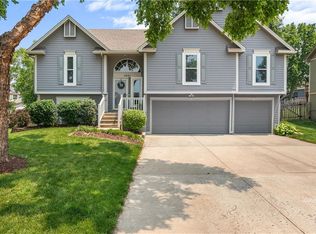1021 NE Woodbury Ln, Lees Summit, MO 64086