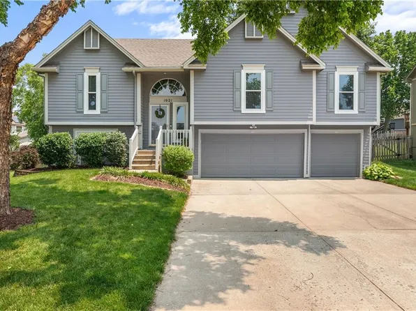 1021 NE Woodbury Ln, Lees Summit, MO 64086