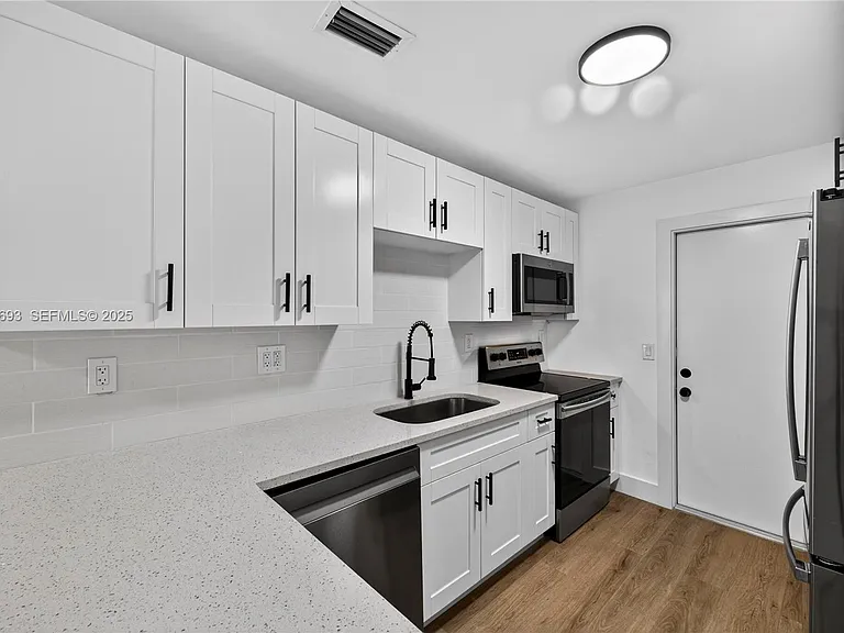 2633 NE 13th Ave #1 — Photo 9