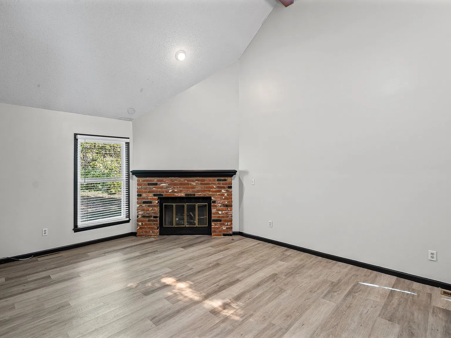 2 bed, 1360 sqft, $1,800 — Photo 4
