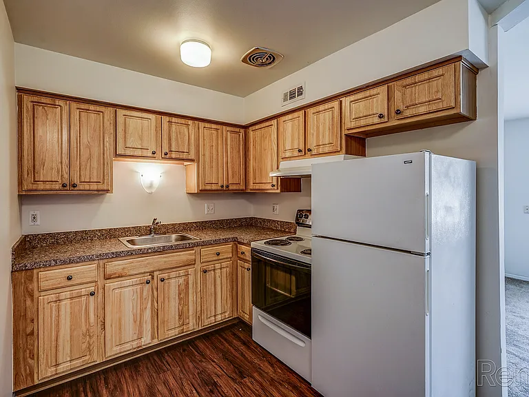 Fernwood Apartments — Photo 11