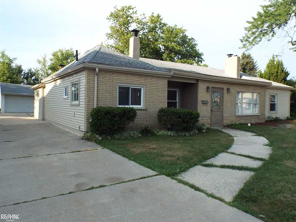 1st image of 20820 Maple St