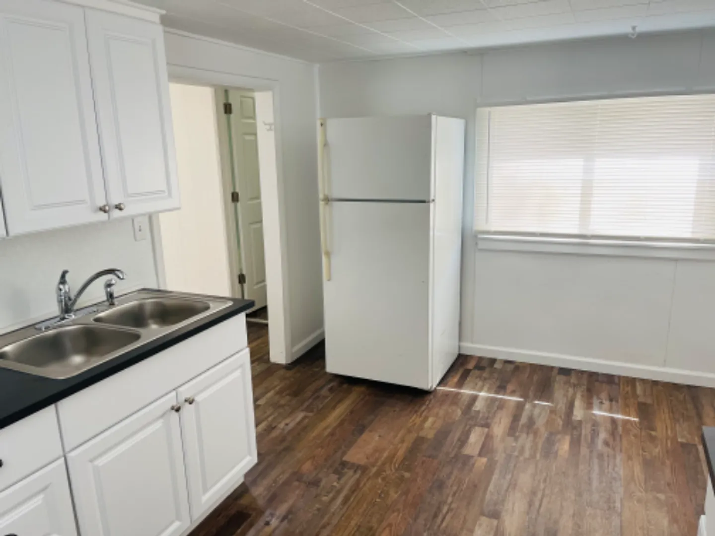 1 Bedroom Pet Friendly House with Off Street Parking — Photo 2