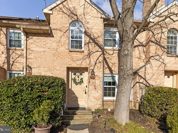 43 Rampart Dr, Chesterbrook, PA 19087