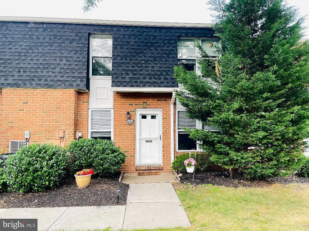1051 Harbour Dr photo 1