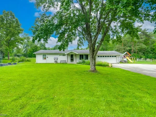 18784 Elmwood Ln, Chagrin Falls, OH 44023