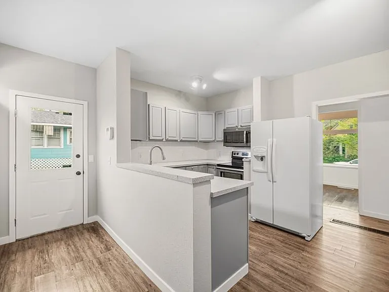 1123 E Indiana Ave — Photo 17