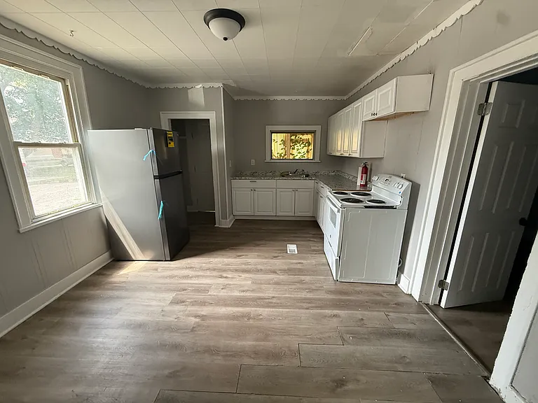 2025-2027 Wayne Ave — Photo 6