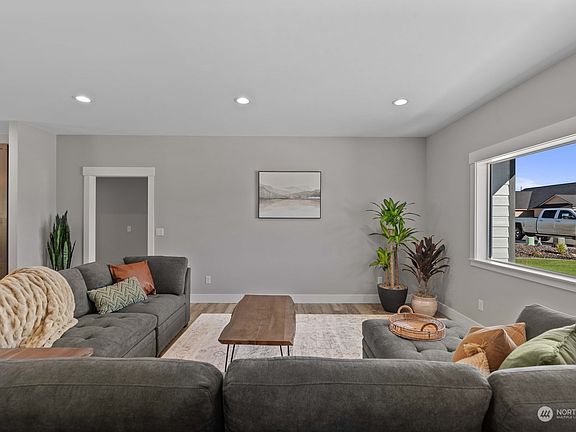 5th image of 909 NE Tyler Place