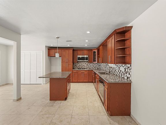 5th image of 5111 Debeney Dr