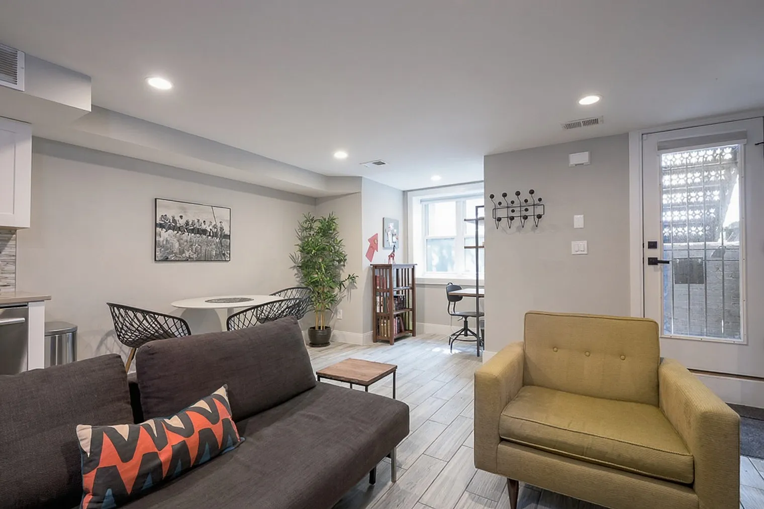 1 bed, 1.0 bath, 6458 sqft, $3,466 — Photo 2