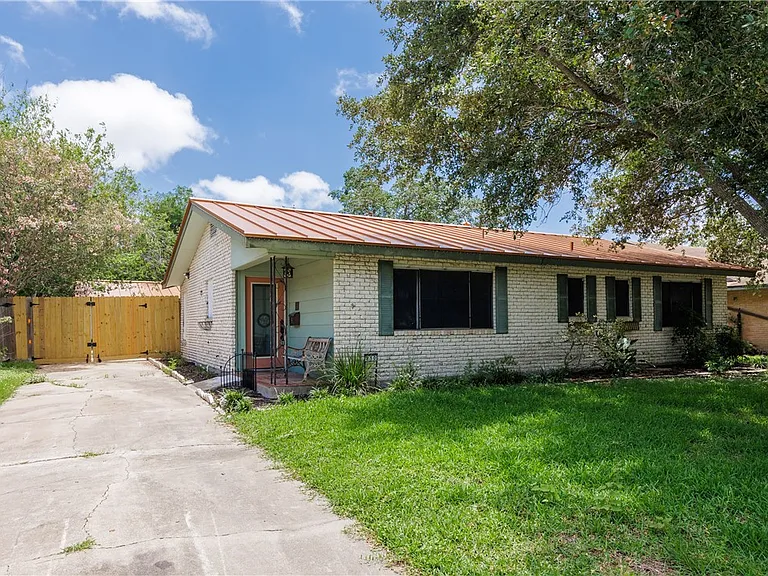 830 Crestview Dr — Photo 3