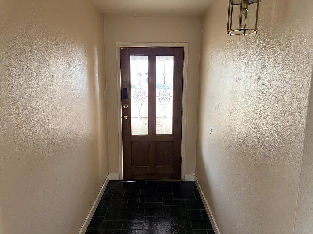 3 bed, 2.0 bath, 1705 sqft, $2,200 — Photo 2