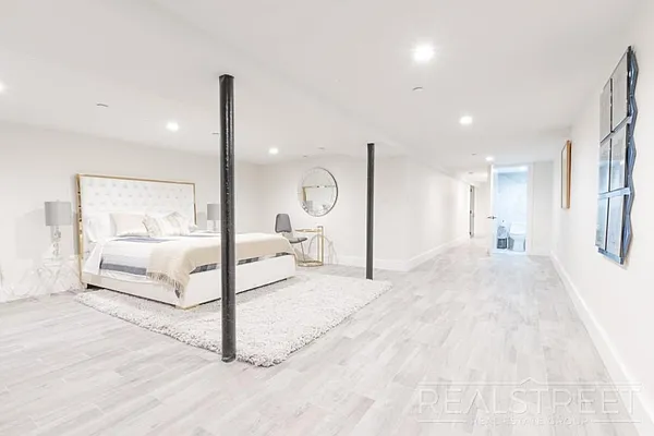 Rented by Real Street Inc | media 16