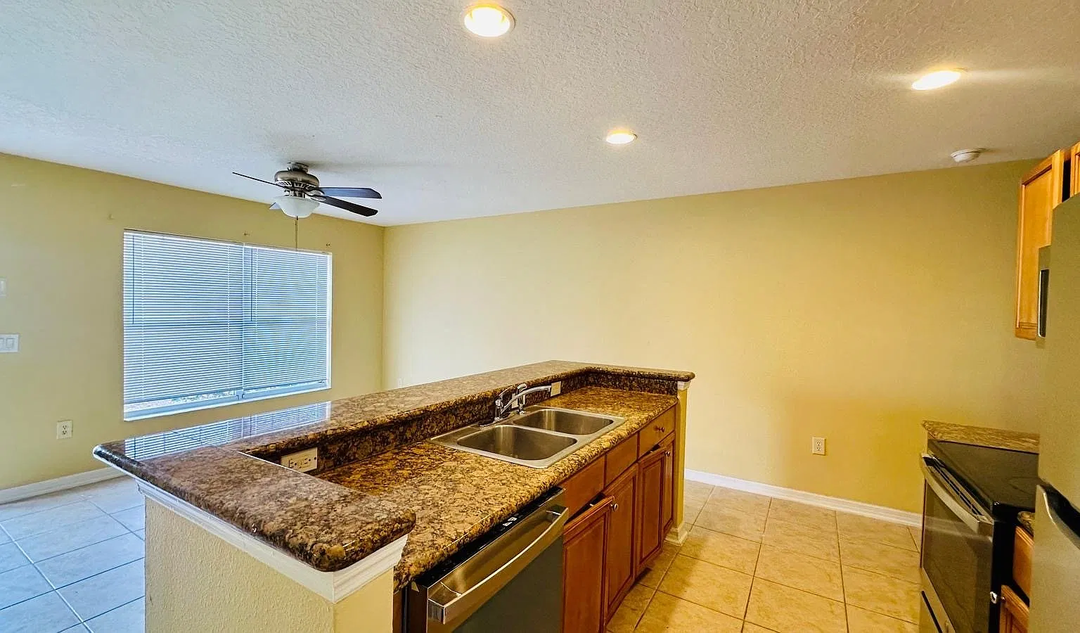 4 bed, 3.0 bath, 1266 sqft, $1,650 — Photo 4