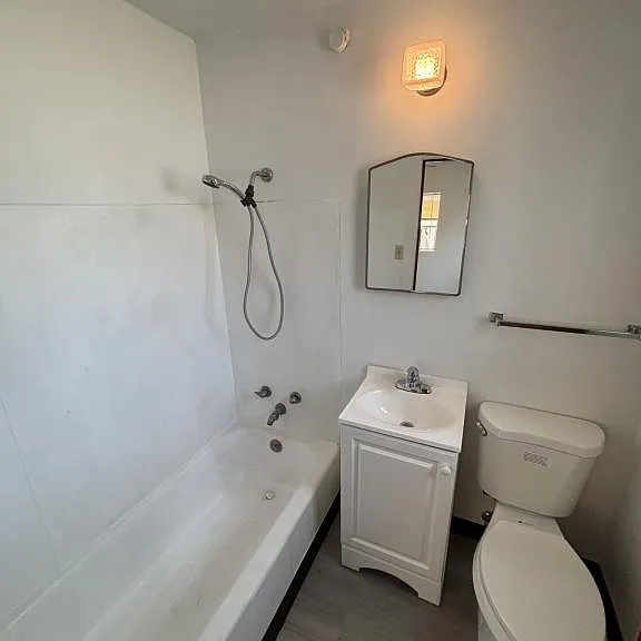 210 N Division Ave — Photo 6
