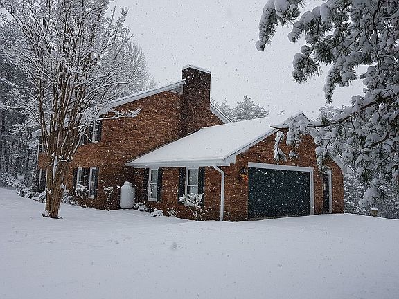 5th image of 221 Pine Hill Dr