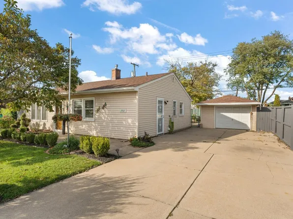 3927 Oak Crest Ln, Hammond, IN 46323