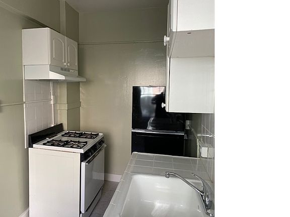 4th image of 437 Hyde St #6