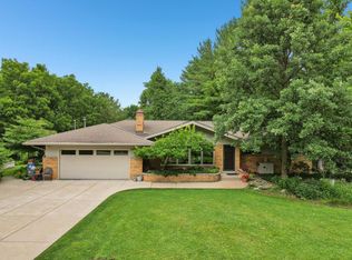 W270S3565 Oak Knoll Dr, Waukesha, WI 53189