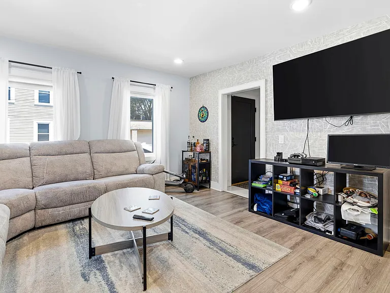 169 W 9th St — Photo 5