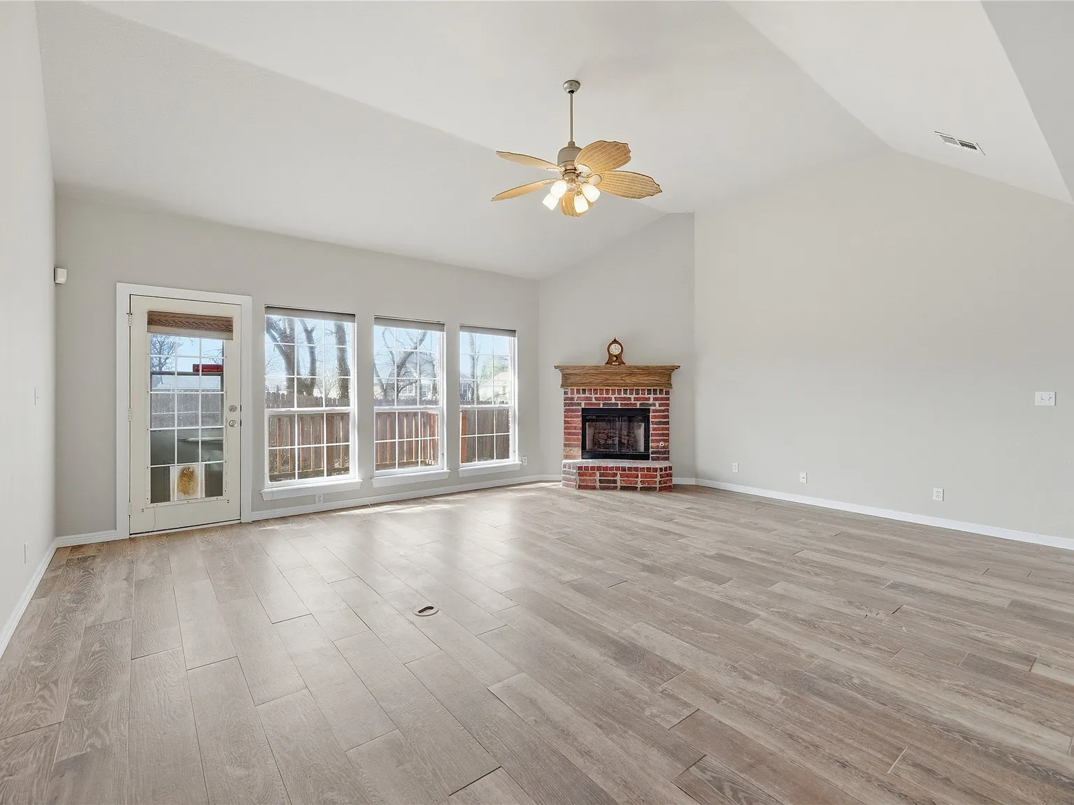 3 bed, 2.0 bath, 1994 sqft, $2,200 — Photo 3