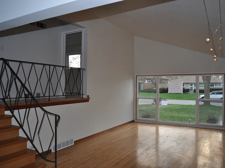 7343 N Kenneth Ave — Photo 3
