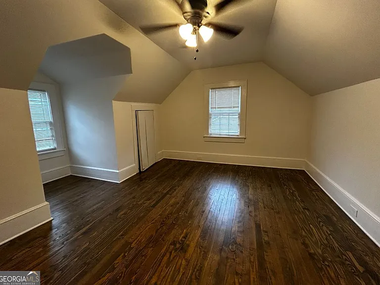 300 N College St — Photo 12