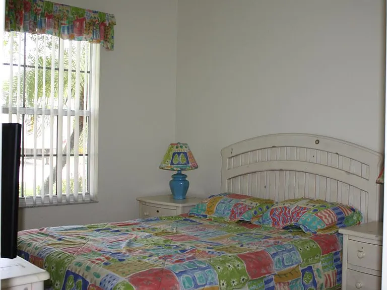 2nd bedroom with queen size bed