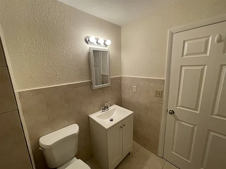 1148 W 28th St #2 — Photo 10