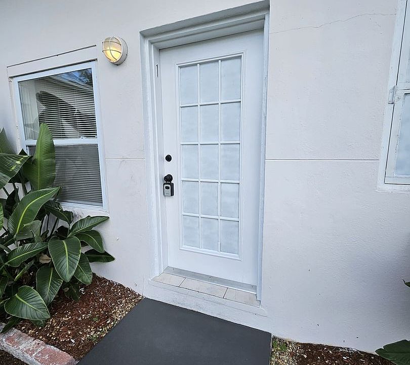 1st image of 1100 NE 12th Ave APT 1