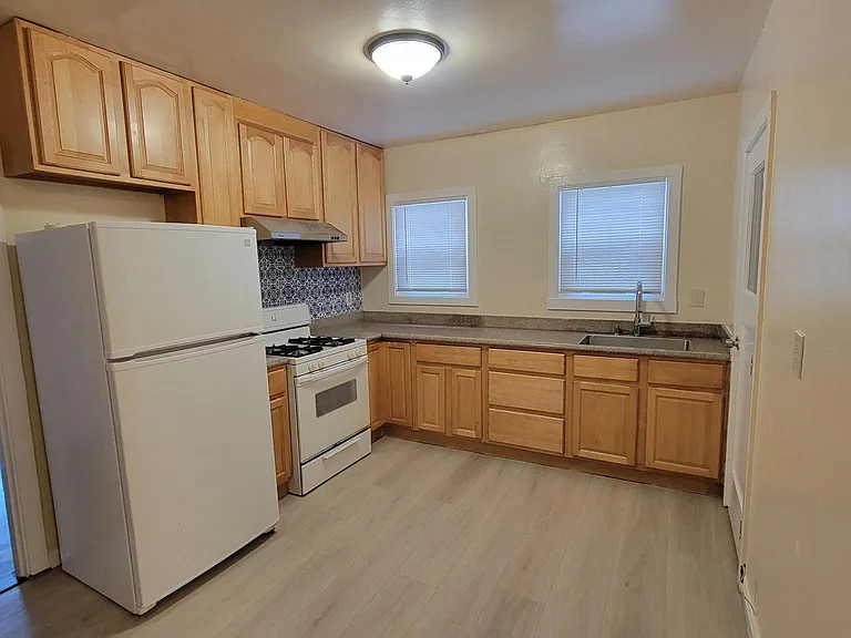 944 Kearney St — Photo 4