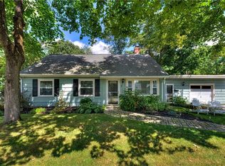 1 Grassy Plain Rd, Barrington, RI 02806