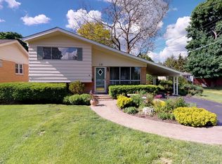 16 W Granville Ave, Roselle, IL 60172