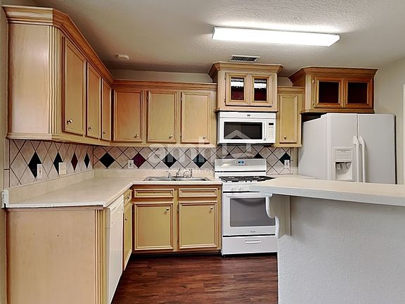 5th image of 2922 31st Ave N