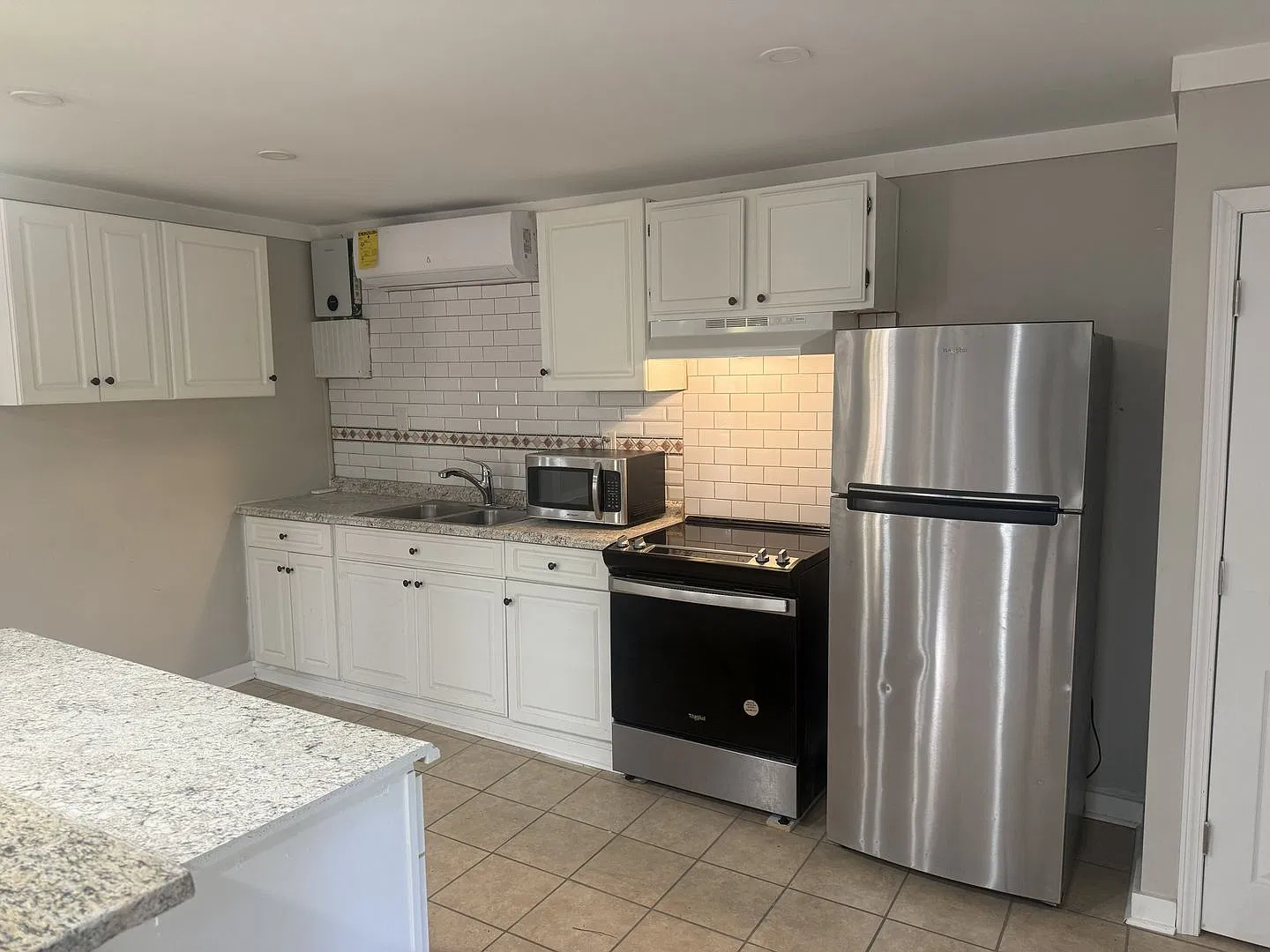 Studio-Living-Kitchen — Photo 2