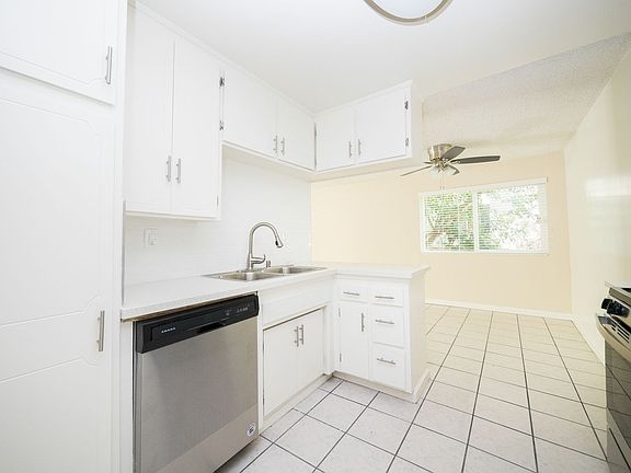 3rd image of 1641 Veteran Ave #79-03