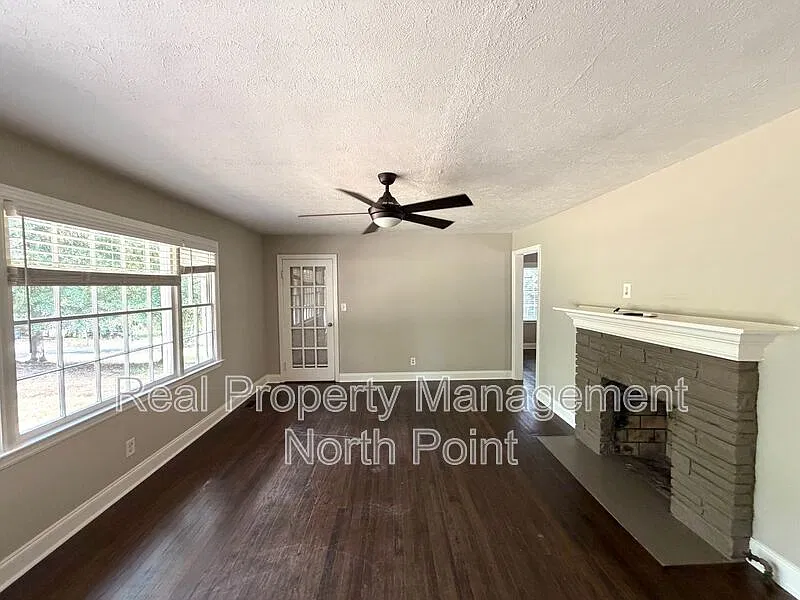 3 bed, 1.0 bath, 1252 sqft, $2,095 — Photo 2