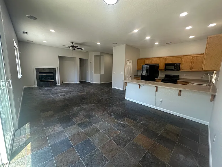 270 Wisteria Ln — Photo 3