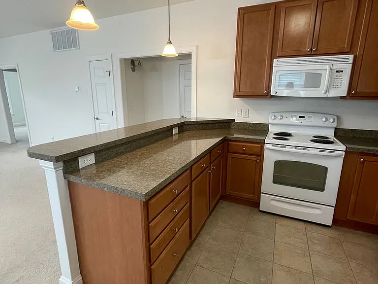 605 Viccars Ln — Photo 7