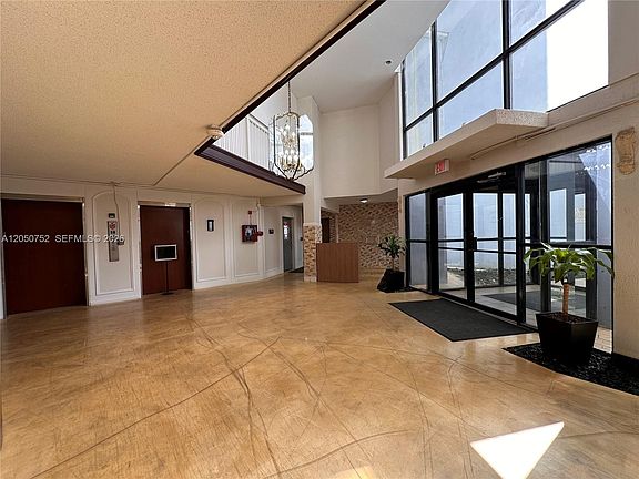 3rd image of 2025 NE 164th St APT 1008