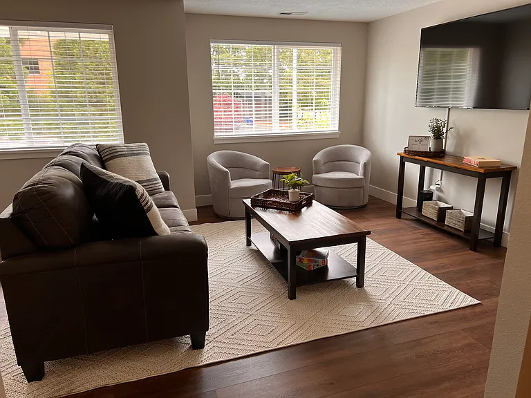 1815 Skyline Ct S — Photo 4