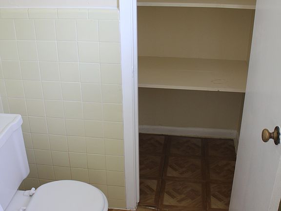 3rd image of 722 W Avenue E