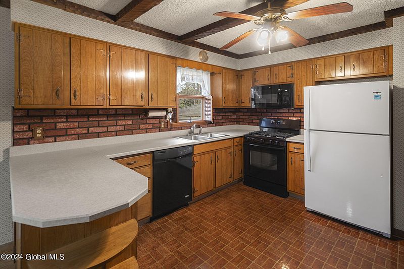 4th image of 23 Scotch Pine Drive