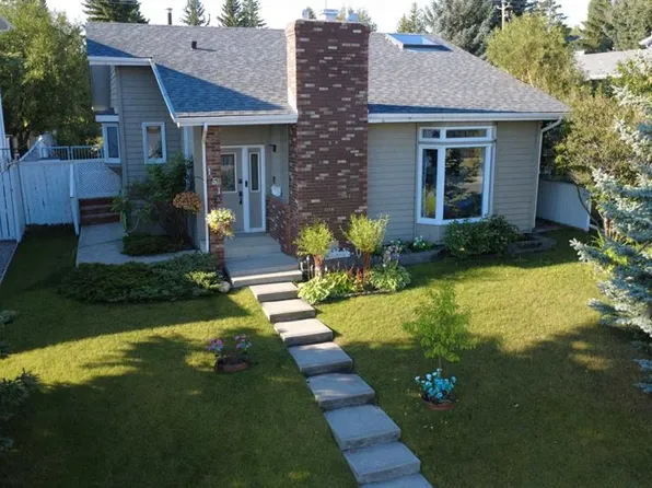 151 N Sandstone Pl NW, Calgary, AB T3K 2Z6
