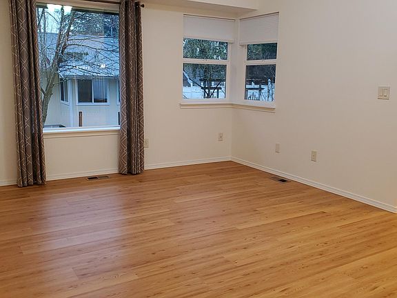 5th image of 4941 Marian Dr NE