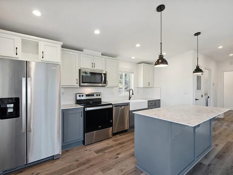 5491A Paradise Dr — Photo 2