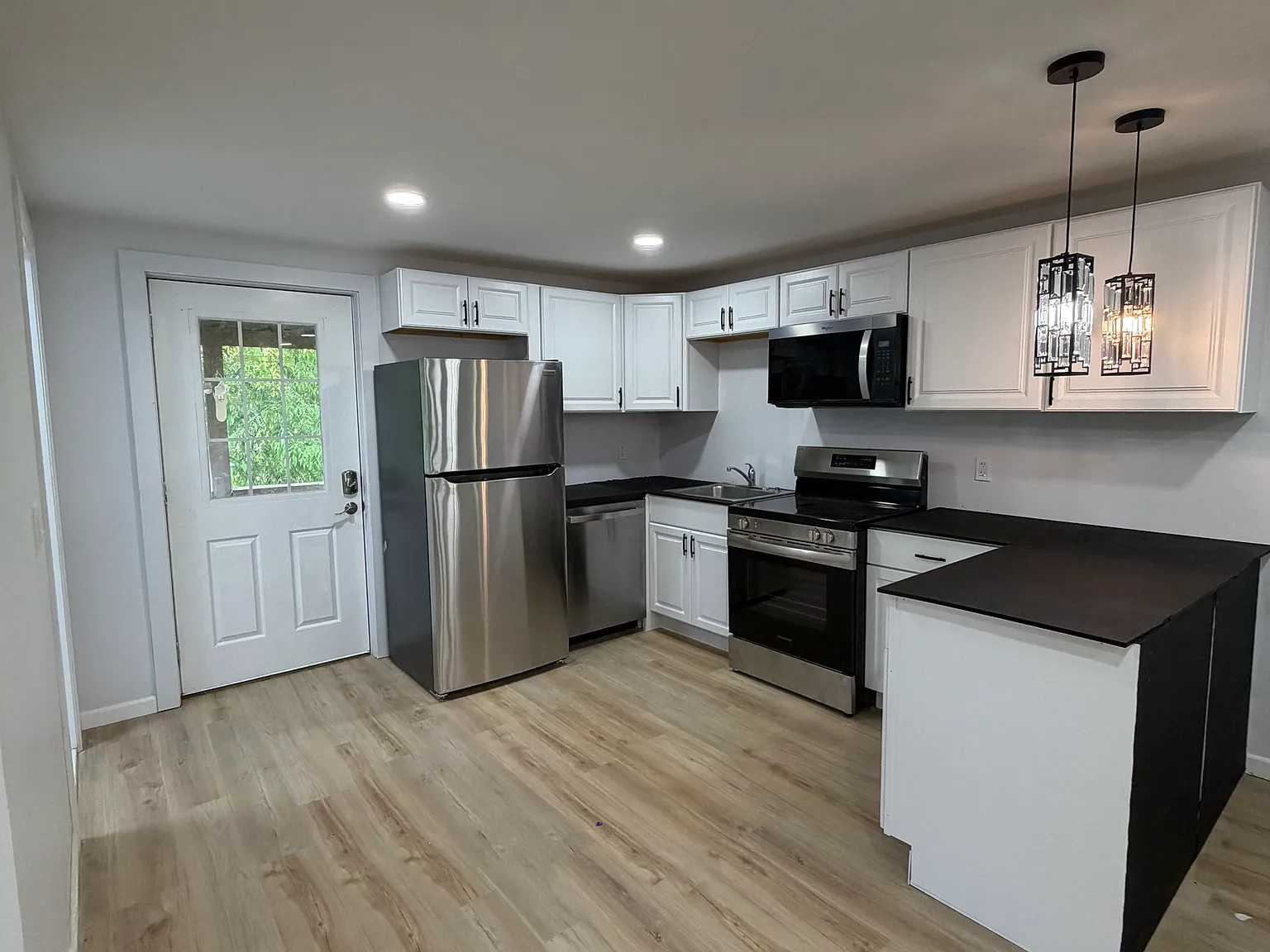 6 bed, 2500 sqft, $4,500 — Photo 3